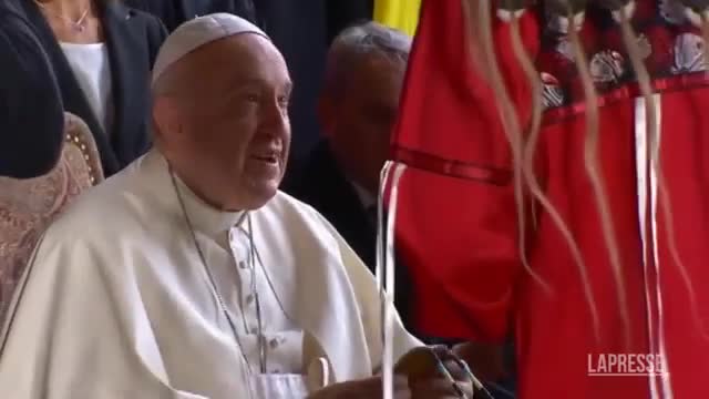 BERGOGLIO IL CAPOMASTRO DELLA CUPOLA MASSONICO PAGANA SATANICA è IN CANADA ed è ACCOLTO DAGLI STREGONI INDIGENI E BACIA LA MANO AD UNA STREGONA INDIGENA GLI MANCA SOLO IL COPRICAPO DA STREGONE ORMAI A STO PAGLIACCIO