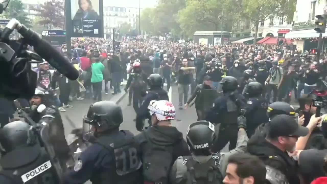 ΣΤΟ ΜΕΤΑΞΥ ΣΤΟ ΠΑΡΙΣΙ.