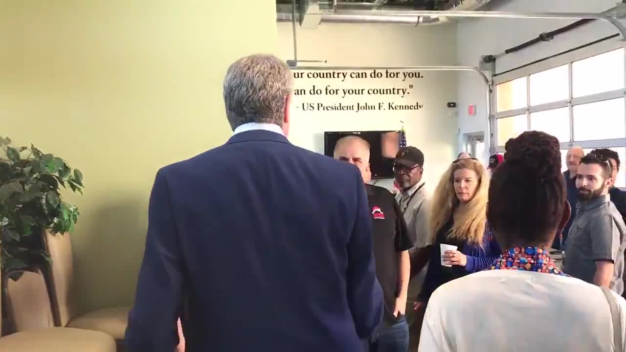 Bill de Blasio arriving at veterans meeting in Las Vegas