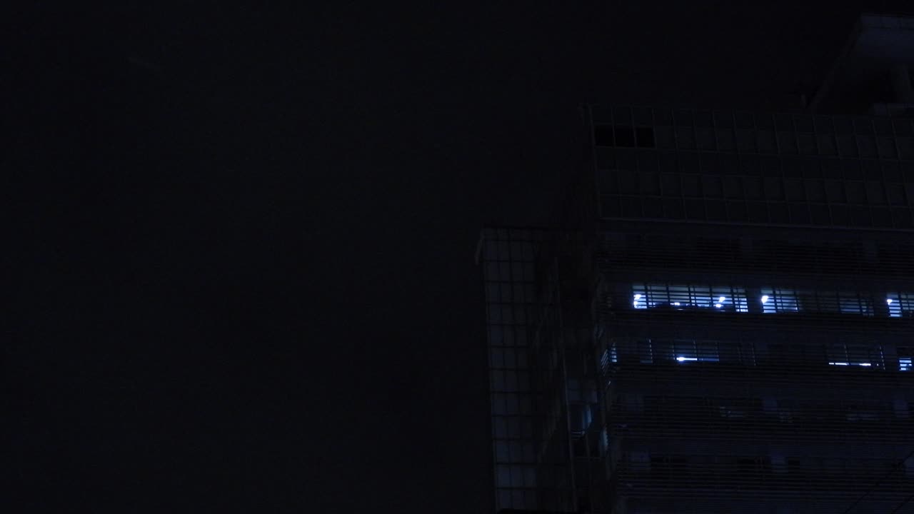 主後2023年11月27日晚照雲層間的月亮