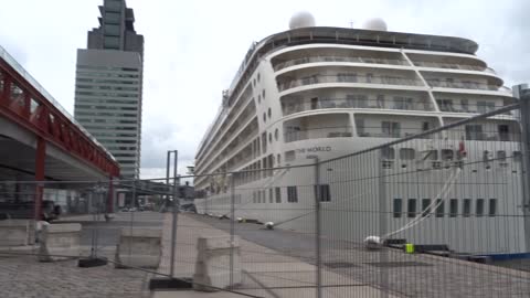 Achterkant Miljonairs Cruise Schip The World, aan HAL kade Rotterdam.