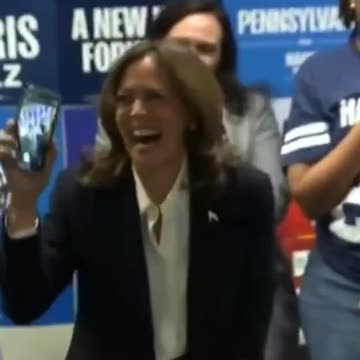 🇺🇸 Ilusión electoral: Kamala finge llamar a un votante