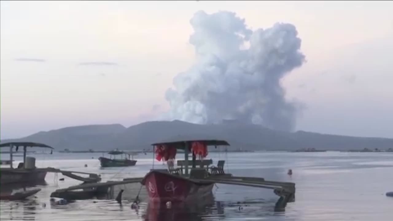 Philippines issues health warning over volcano smog