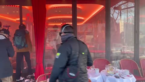 Protesty v Paříži - Policie napadla slzným plynem hosty v restauracích - 12.2. 2022