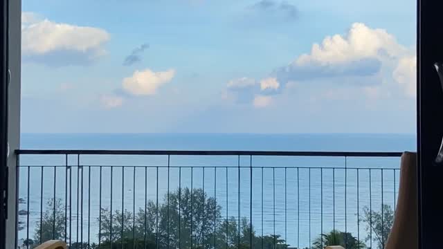 Commercial Photography: A 3-second view of the beautiful clouds at the foot of the bed