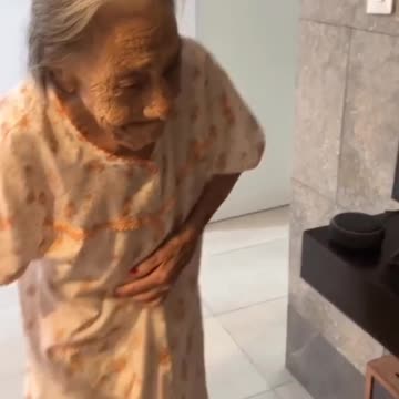 Enseñándole a mi abuelita cómo funciona Alexa