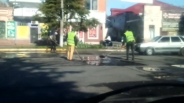 Так в нашем городе призводять ремонт дороги...