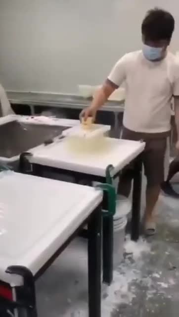 “看完心得”？難得體驗！“製作_抗原快篩棉籤加工過程”，完全不知道“棉籤”是沾了什麼在上面？誰還願意做插鼻子快篩？