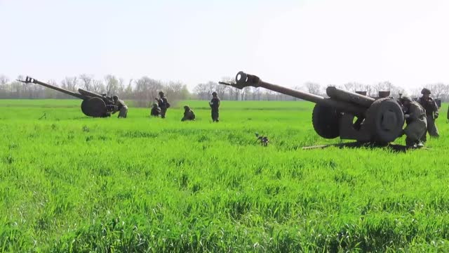 📹 Russian artillery battery of 122 mm D-30 howitzers struck discovered AFU mortar firing position.