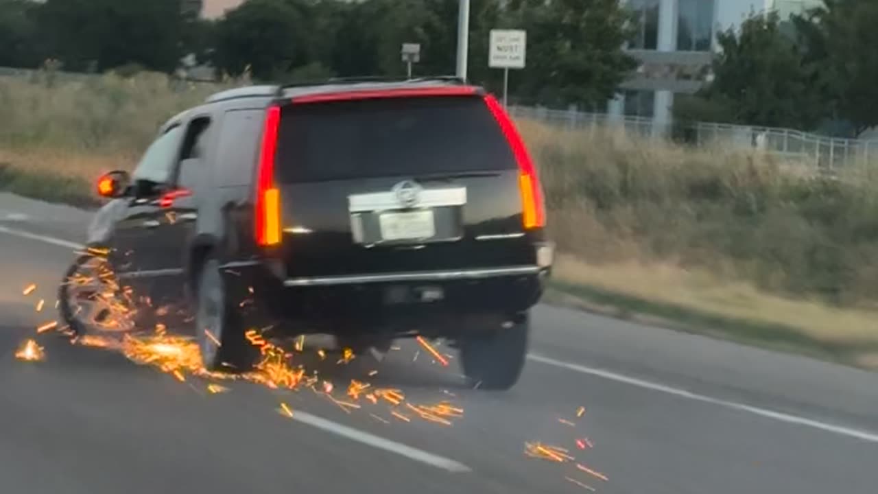 Car Drives on Highway With Missing Tire