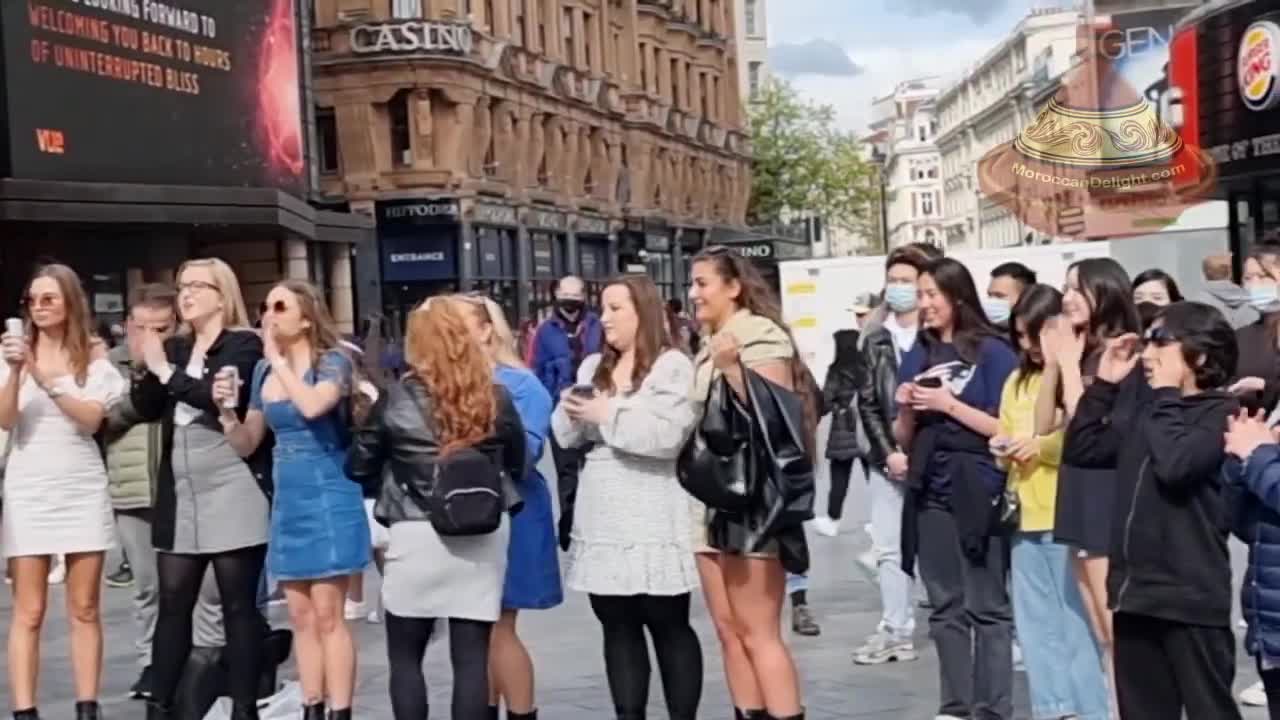 Street performer | Sweet Caroline | London