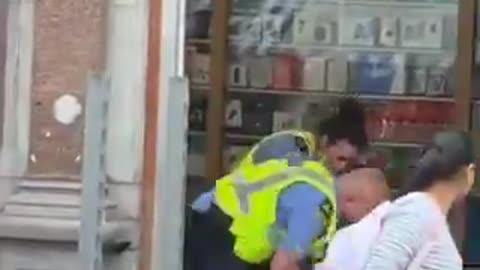 ⚠️Moore Street, Dublin🇮🇪 An aspiring Engineer is wrestled to the ground by