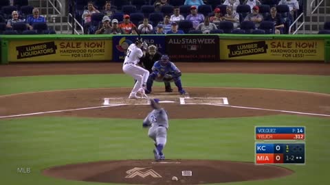 Christian Yelich Makes INSANE Catch After CRASHING into Outfield Wall