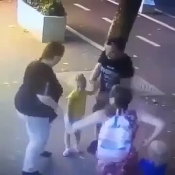 MULHER ATACA MENINO COM FACA