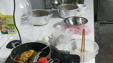 The brothers cook instant noodles overnight