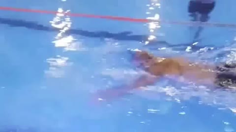 pessoa com deficiência na piscina