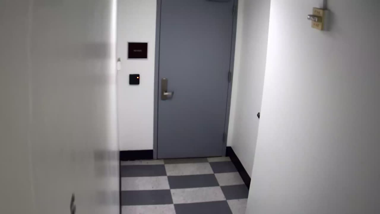 6149RHOBG3G301CStairwayLobbyEntry_2021-01-06_21h40min02s040ms.mp4