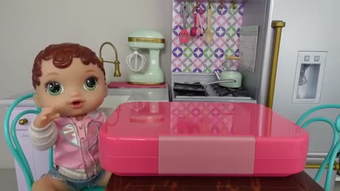 Packing Lunchbox for Baby Alive Abby