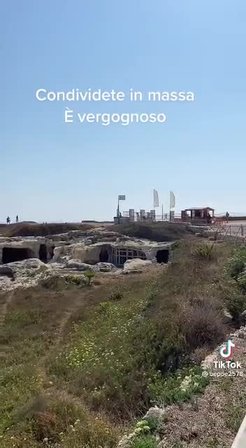 Puglia , Torre dell' Orso - divieto di entrata senza nazipass