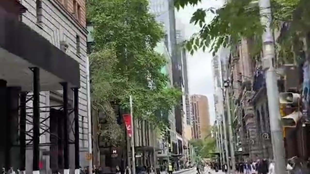 American woman shocked at the clean state of the Aussie city Sydney