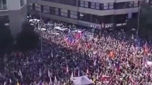 PRAGUE - Wenceslas Square 100,000 citizens demand the Government resign