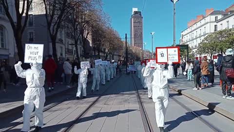 Les Masques BLancs Nantes Action Pancartes sur Résiste le 26 février 2022