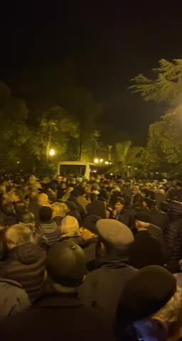 В Сухуми у здания парламента напряженно, периодически происходят стычки