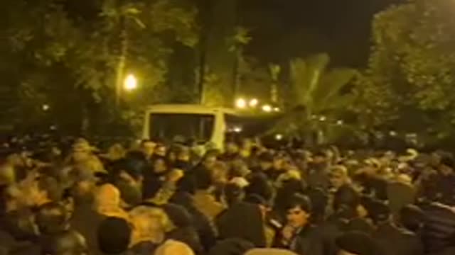 В Сухуми у здания парламента напряженно, периодически происходят стычки