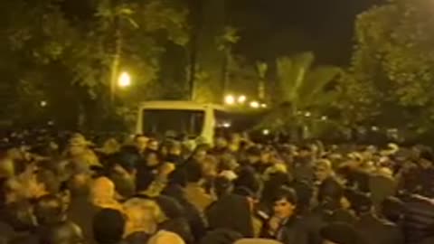 В Сухуми у здания парламента напряженно, периодически происходят стычки