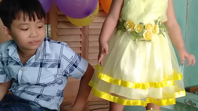 A two-year-old girl's birthday makes ugly so cute