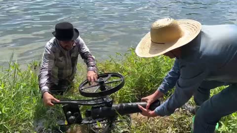 Com um IMÃ Homem encontra um CANHÃO no lago