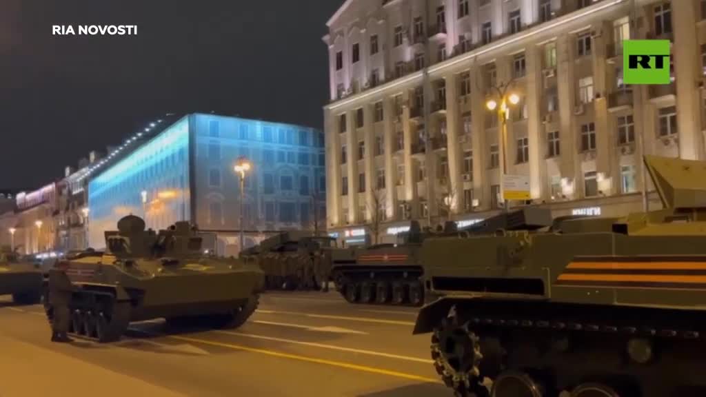 Decine di veicoli militari partecipano alle prove della parata del Giorno della Vittoria a Mosca che si terrà il 9 maggio, in un evento annuale in Russia per commemorare il Giorno della Vittoria della Seconda Guerra Mondiale.