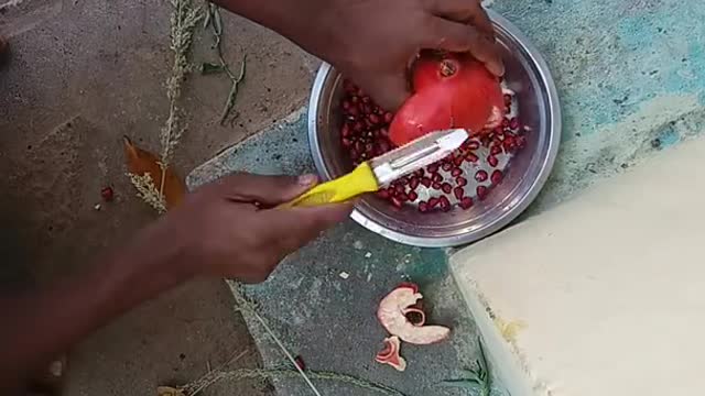 Best way to open pomegranates