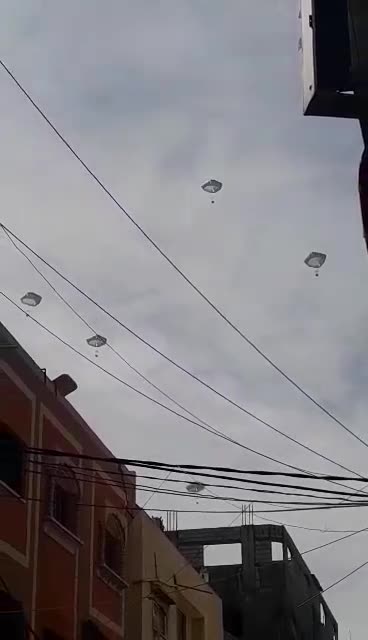 Lanzamiento de paquetes de ayuda en la Franja de Gaza.