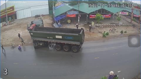 Cyclist Makes a Bad Call and Gets Bumped
