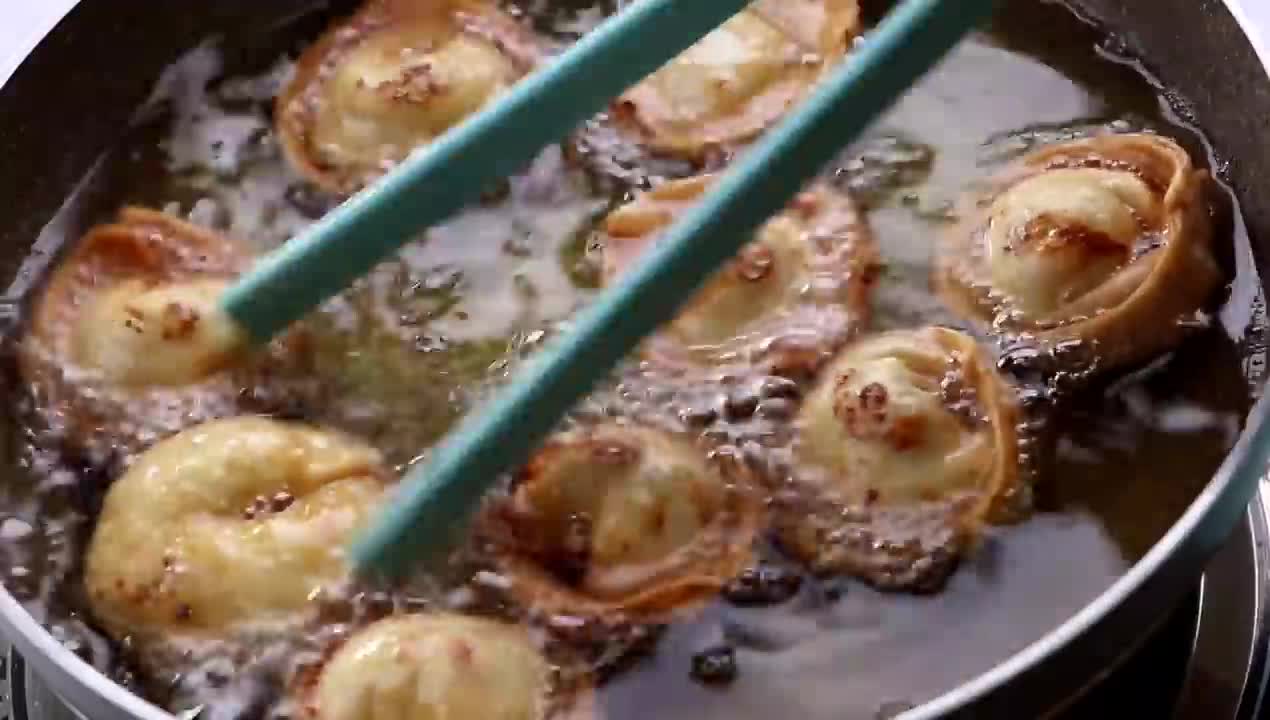 Young girls make delicious food, which is delicious and delicious