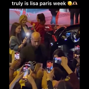 Paris Fashion Week ❌ Paris LISA Week ✅ attract this crowd during Lisa Crazy Horse Paris