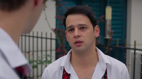 Oğulcan le cuenta a Ömer que están involucrados en una red de estafadores