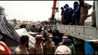 Sube a 40 la cifra de muertos en la colisión de dos trenes en Pakistán