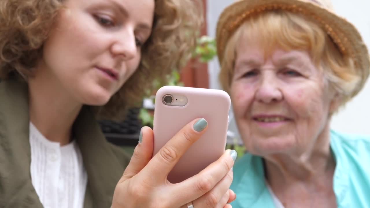 HOW TO USE SMARTPHONES 📱📱📱GRANDDAUGHTER TEACHES GRANDMA TO USE SMARTPHONES