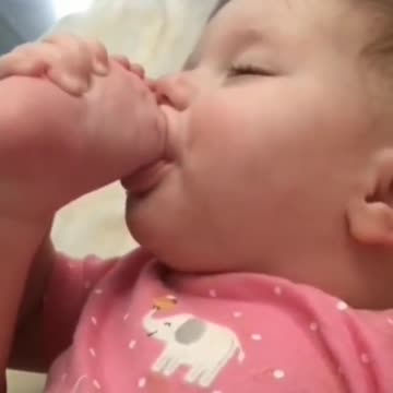 baby sucking different finger