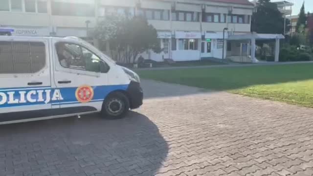 Zatvorena zgrada Opštine, policija na ulazu