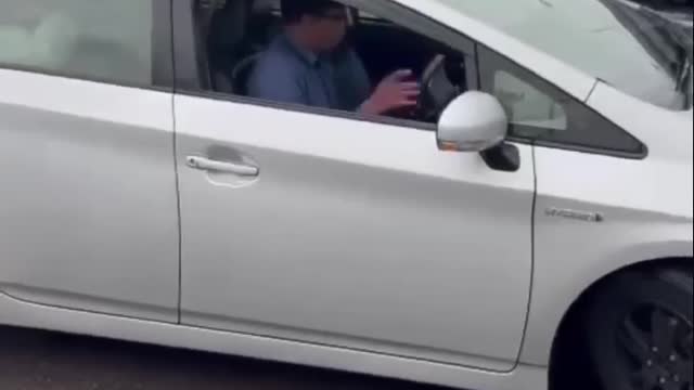 Clueless Prius driver can’t drive