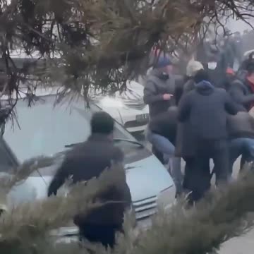 חלוקת נשקים למפגינים בקזחסטן