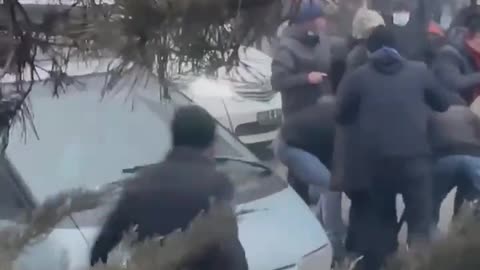 חלוקת נשקים למפגינים בקזחסטן