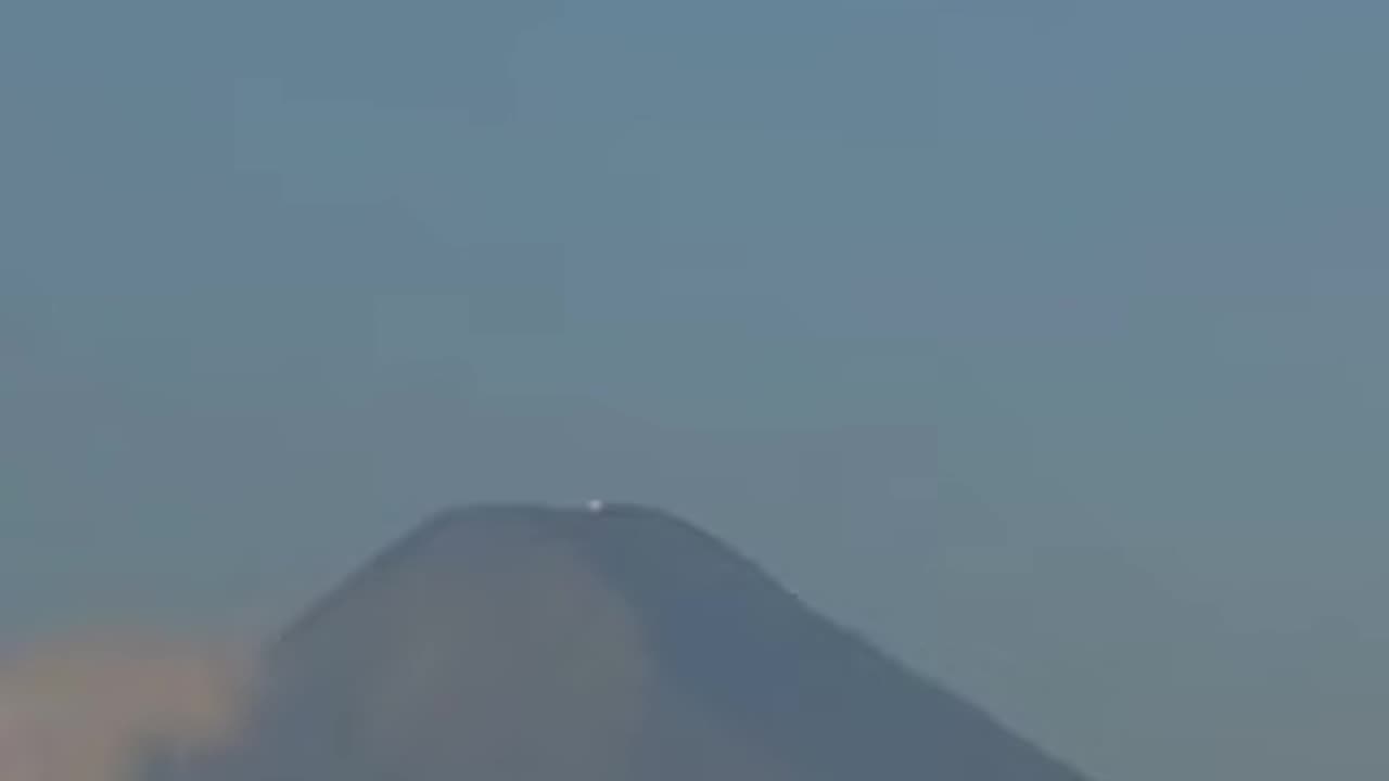 Strange light seen entering Volcan de Agua, Guatemala