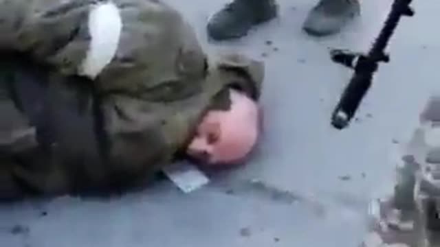 Ukraine soldiers torture Russian soldiers