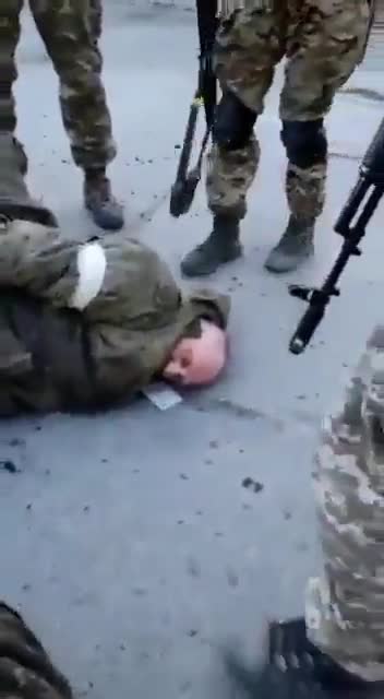 Ukraine soldiers torture Russian soldiers