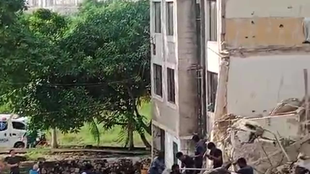 Desplome de edificio en Campo Alegre deja personas atrapadas y desata temor en la comunidad