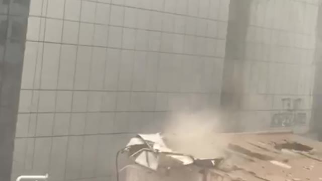 Heavy rain 2021 of Pakistan, UBL head office mirrors falls on expensive carsπͺπβπ
